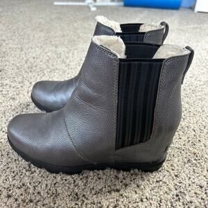 Sorel Wedge Chelsea Ankle Boots Size 9.5 Silver Metallic Pull On Sherpa Lined